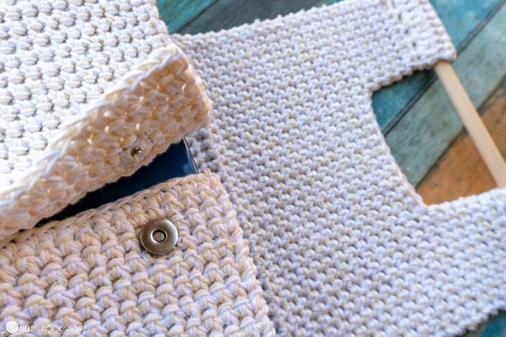 Magnetic Snap Closure on a sample of a Casserole Carrier crochet pattern.