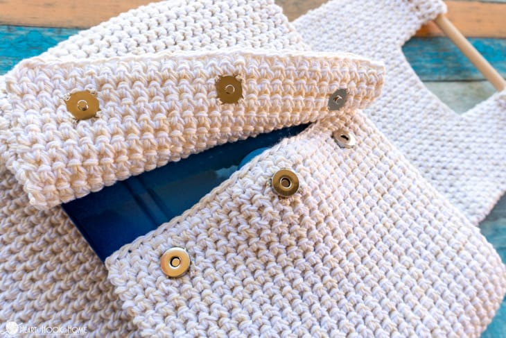 Magnetic Snap Closures on an example of a white Casserole Carrier crochet pattern.