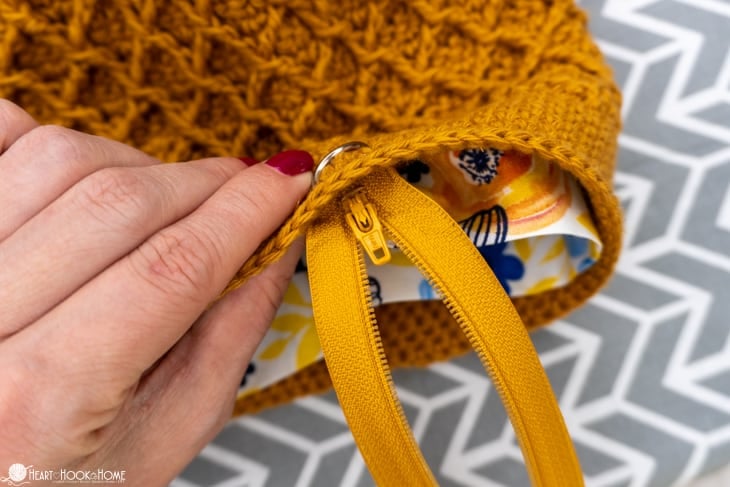 sewing zipper to crocheted bags