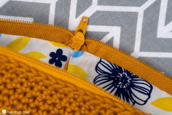 adding a zipper to crochet