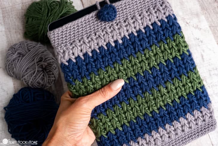 tablet sleeve crochet pattern with yarn